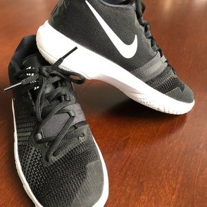5.5Y kyrie basketball shoes
